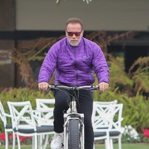 Arnold Schwarzenegger se balade à VTT à Los Angeles, le 22 décembre 2021. 