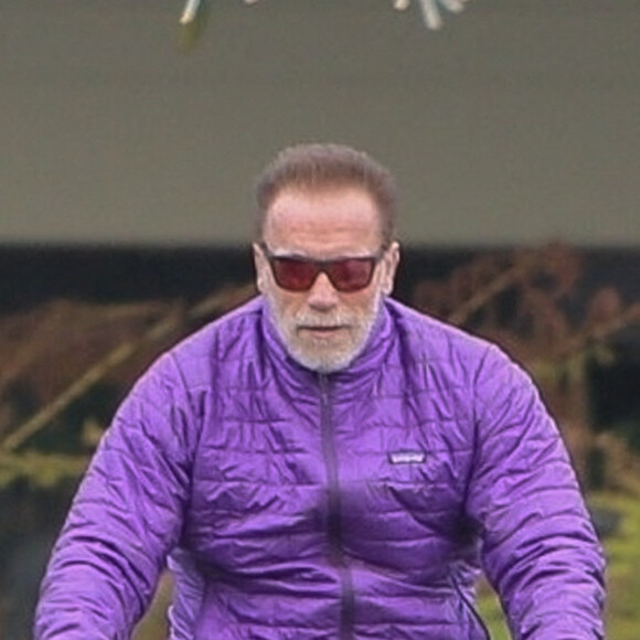 Arnold Schwarzenegger se balade à VTT à Los Angeles, le 22 décembre 2021. 
