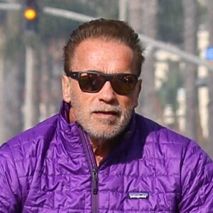 Arnold Schwarzenegger fait du VTT à Santa Monica le 1er décembre 2021. 