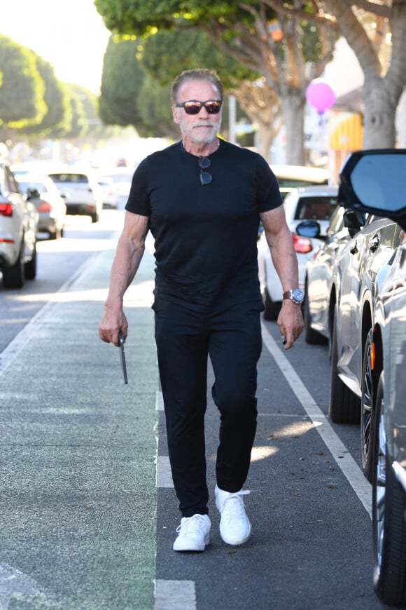 Arnold Schwarzenegger va déjeuner avec son fils Christopher chez "R+D Kitchen" à Los Angeles, le 11 novembre 2021. 