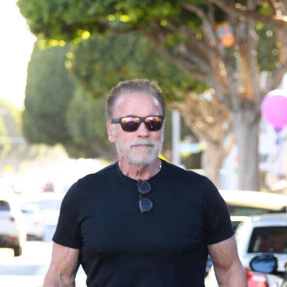 Arnold Schwarzenegger va déjeuner avec son fils Christopher chez "R+D Kitchen" à Los Angeles, le 11 novembre 2021. 