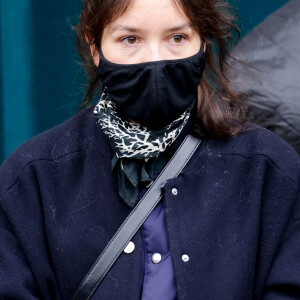 Anaïs Demoustier - Sorties des obsèques (bénédiction) de Gaspard Ulliel en l'église Saint-Eustache à Paris. Le 27 janvier 2022 © Jacovides-Moreau / Bestimage 