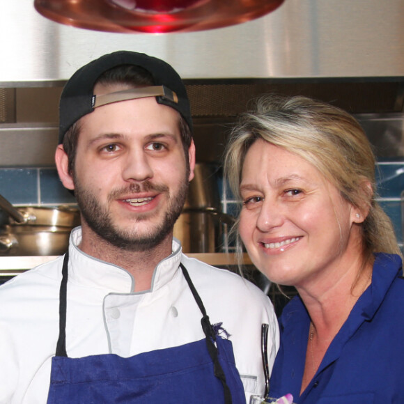 Exclusif - Alessandro Belmondo avec ses parents Paul et Luana Belmondo - Alessandro Belmondo, le fils de Paul et Luana Belmondo est chef cuisinier dans le nouveau restaurant "Il Cara Rosso" dont c'est l'inauguration ce jour, à Saint-Cloud le 31 janvier 2018. © Denis Guignebourg/Bestimage)