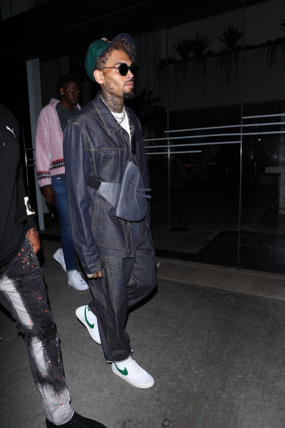 Chris Brown arrive à une soirée au restaurant "The Highlight Room" à Los Angeles, le 19 mai 2021.