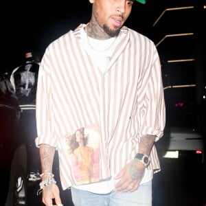 Chris Brown termine les festivités de son week-end d'anniversaire lors d'une soirée au restaurant "The Nice Guy" à Los Angeles, le 9 mai 2021, entouré de jeunes femmes.