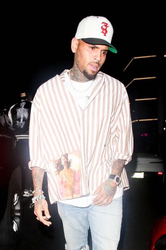 Chris Brown termine les festivités de son week-end d'anniversaire lors d'une soirée au restaurant "The Nice Guy" à Los Angeles, le 9 mai 2021, entouré de jeunes femmes.