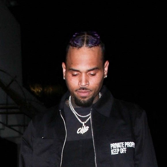 Chris Brown quitte la soirée au restaurant "The Nice Guy" avec une mystérieuse jeune femme à Los Angeles, le 8 avril 2021.