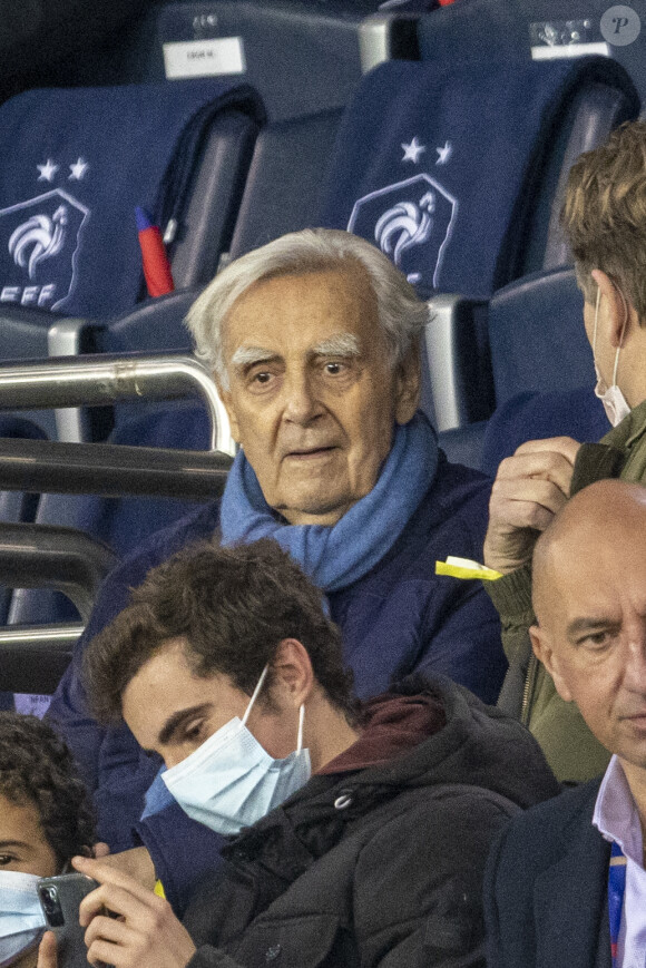 L'homme de lettres s'est éteint à 89 ans
Bernard Pivot dans les tribunes lors du match de football de qualification pour la Coupe du monde 2022 entre la France et le Kazakhstan au stade Parc des Princes à Paris, France, le 13 novembre 2021. La France a gagné 8-0. © Cyril Moreau/Bestimage