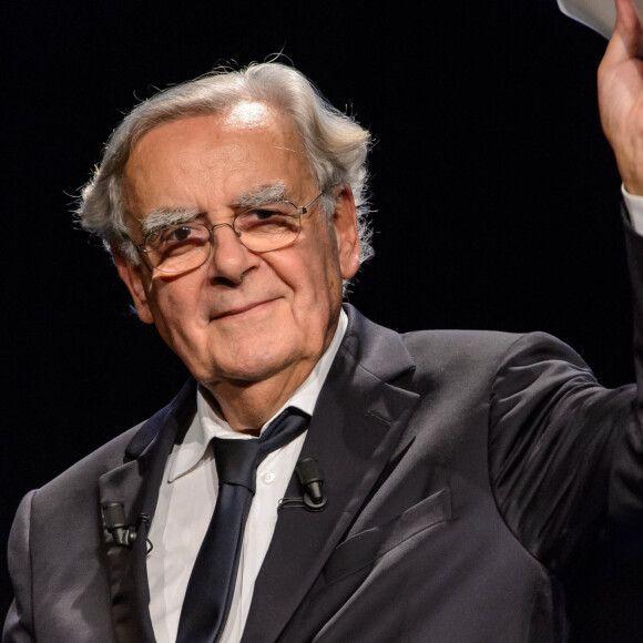 Bernard Pivot est mort 
Bernard Pivot dans son one-man show "Souvenirs d'un gratteur de têtes", à Saint-Mandé.