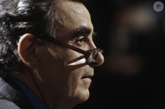 En France, à Paris, sur le plateau, portrait de Bernard Pivot, avec des lunettes demi-lune sur le bout du nez, le 21 mai 1995. © Michel Marizy via Bestimage