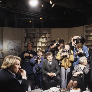 Qu'il avait évoqués dans une interview à Paris Match.
Bernard Pivot avec Gérard Depardieu, Léo Mallet sur le plateau de l'émission Apostrophes à Paris le 4 novembre 1988. © Jean-Claude Colin via Bestimage