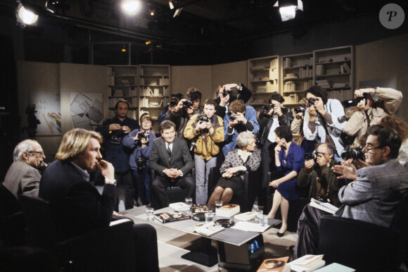 Qu'il avait évoqués dans une interview à Paris Match.
Bernard Pivot avec Gérard Depardieu, Léo Mallet sur le plateau de l'émission Apostrophes à Paris le 4 novembre 1988. © Jean-Claude Colin via Bestimage