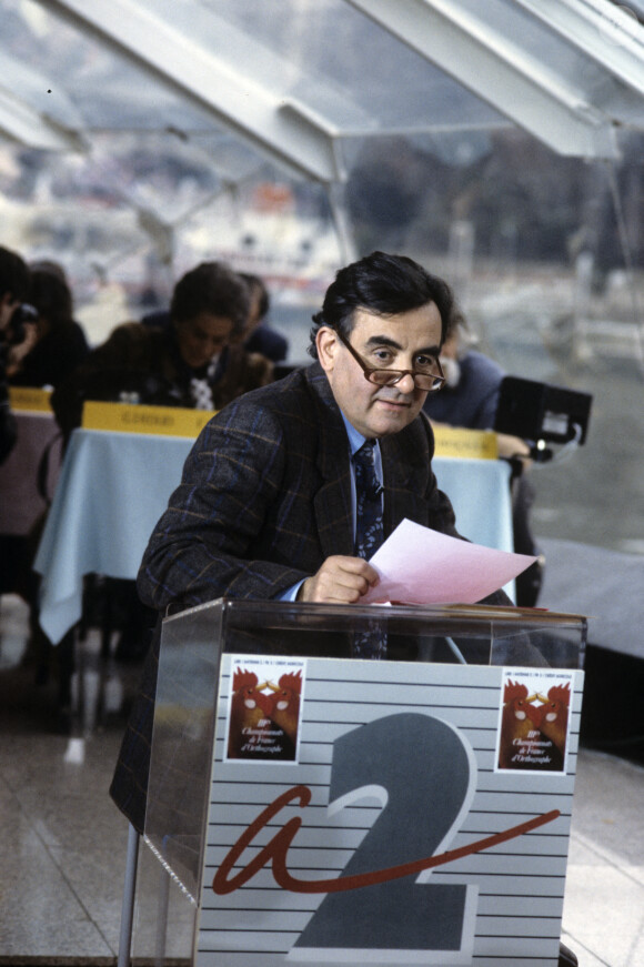 En France, à Paris, Bernard Pivot, lors des 3èmes Championnats de France d'orthographe se déroulant sur un bateau-mouche. Le 12 décembre 1987 © Jean Lenoir via Bestimage