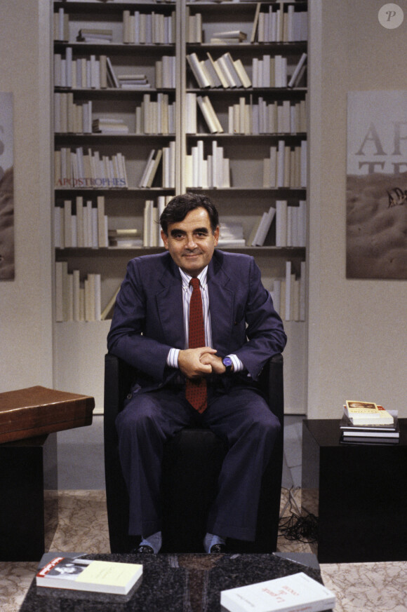 c'est sa famille qui a annoncé son décès ce lundi 6 mai à l'AFP
Bernard Pivot sur le plateau de l'émission Apostrophes à Paris le 4 septembre 1987 © Jean-Claude Colin via Bestimage