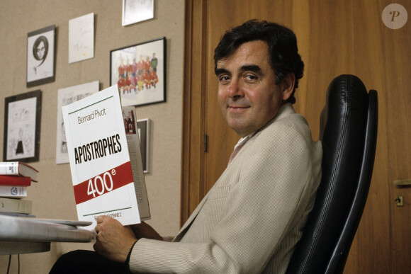 Bernard Pivot - En France, à Paris, Bernard Pivot tenant son livre Apostrophes 400ème, dans les locaux du journal Lire. Le 5 septembre 1983. © Alain Canu via Bestimage