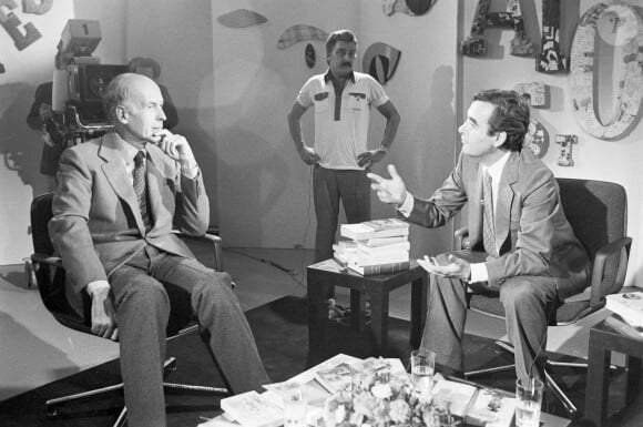 Bernard Pivot sur le plateau de l'émission "Apostrophe" avec Valery Giscard d'Estaing le 27 juillet 1979 © Michel Croizard via Bestimage