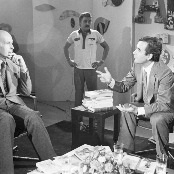 Bernard Pivot sur le plateau de l'émission "Apostrophe" avec Valery Giscard d'Estaing le 27 juillet 1979 © Michel Croizard via Bestimage