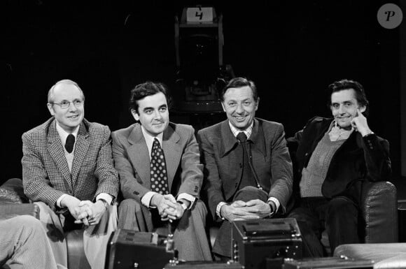 En France, André Bourin, Bernard Pivot, Claude Barma et Gilles Lapouge sur le plateau de l'émission "Ouvrez les guillemets". Le 8 octobre 1974 © Bernard Leguay via Bestimage