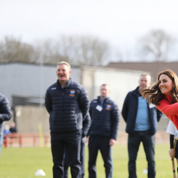 Catherine Kate Middleton, duchesse de Cambridge lors d'une session de Hurling, un sport traditionnel irlandais au Knocknacarra GAA Club à Galway le 5 mars 2020. 