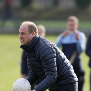 Le prince William, duc de Cambridge, et Catherine Kate Middleton, duchesse de Cambridge, lors d'une session de Hurling, un sport traditionnel irlandais au Knocknacarra GAA Club à Galway le 5 mars 2020. 