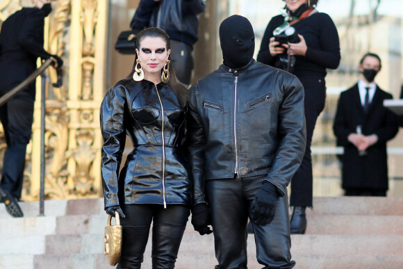 Kanye West (Ye) et sa compagne Julia Fox arrivent au défilé de mode Haute-Couture 2022 "Schiaparelli" au Petit Palais à Paris le 24 janvier 2022. © Tiziano Da Silva / Bestimage 