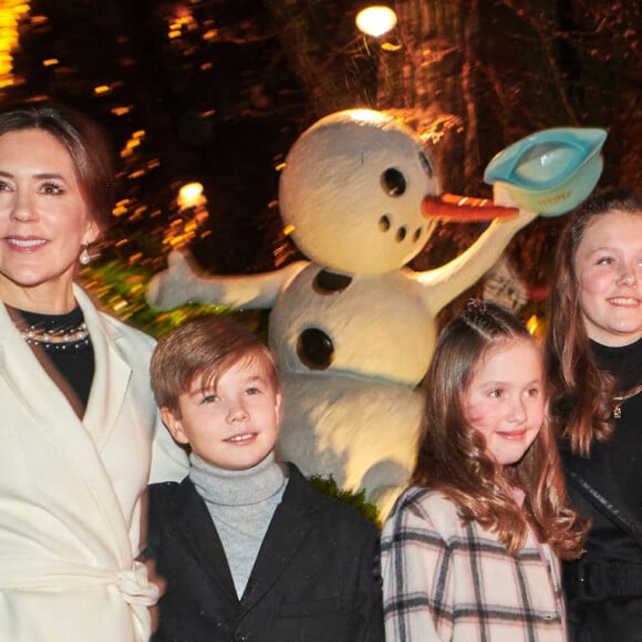 La princesse Mary de Danemark, le prince Vincent, la princesse Isabella et la princesse Josephine - La famille royale de Danemark se rend à la première du ballet "The Snow Queen" au Tivoli Concert Hall à Copenhague le 1er décembre 2021.