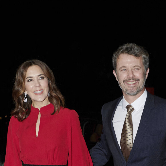 Le prince Frederik et la princesse Mary de Danemark arrivent au théâtre royal à Copenhague pour la soirée "Nordisk Rads (Nordic Council) Awards Ceremony " le 2 novembre 2021.