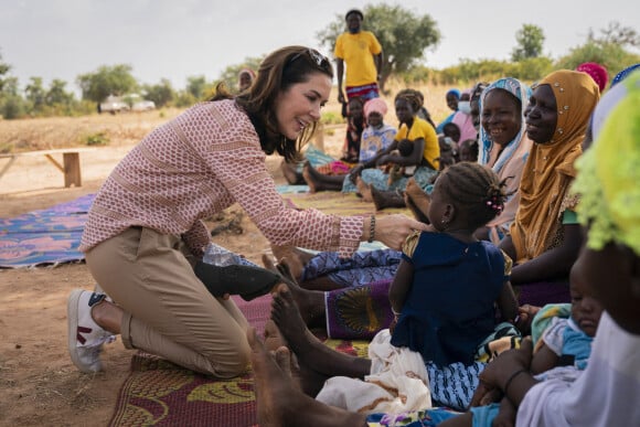 La princesse Mary de Danemark rencontre le président du Burkina Faso, Roch Marc Christian Kaboré dans le cadre de sa visite du centre de Santé, le 28 octobre 2021.