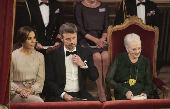 La princesse Mary, le prince Frederik de Danemark, la reine Margrethe II lors du dîner de gala pour les représentants de l'industrie cinématographique danoise au Palais Fredensborg le 26 octobre 2021.