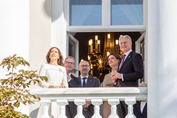 La princesse Mary de Danemark rencontre Gitanas Nauseda, président de Lituanie, et sa femme Diana au palais présidentiel à Vilnius, le 30 septembre 2021.