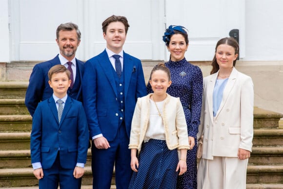 Le prince Frederik, la princesse Mary, le prince Christian, la princesse Isabella, la princesse Joséphine et le prince Vincent de Danemark - La famille royale du Danemark lors de la confirmation du prince Christian en l'église du château de Fredensborg, Danemark, le 15 mai 2021.