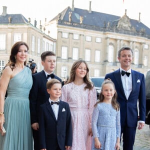 La princesse Mary de Danemark, le prince Frederik de Danemark, le prince Christian de Danemark, la princesse Isabella de Danemark, le prince Vincent de Danemark, la princesse Josephine de Danemark - Célébration du 50ème anniversaire du prince J. de Danemark, dîner organisé par la reine M.II de Danemark au chateau Amalienborg, Copenhague, le 7 juin 2019.