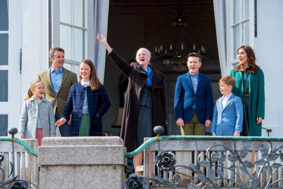 La princesse Joséphine, le prince Frederik, la princesse Isabella, la reine Margrethe II de Danemark, le prince Christian, le prince Vincent, la princesse Mary - La famille royale de Danemark au balcon du château de Marselisborg pour l'anniversaire de la reine Margrethe II (79 ans) le 16 avril 2019.
