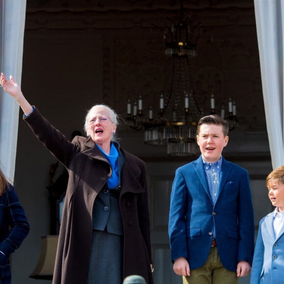 La princesse Joséphine, le prince Frederik, la princesse Isabella, la reine Margrethe II de Danemark, le prince Christian, le prince Vincent, la princesse Mary - La famille royale de Danemark au balcon du château de Marselisborg pour l'anniversaire de la reine Margrethe II (79 ans) le 16 avril 2019.