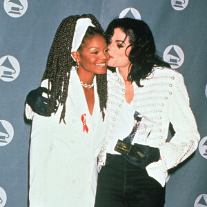 Dans son documentaire éponyme, Janet Jackson a révélé que David Bowie avait proposé de la drogue à son frère, Michael Jackson.