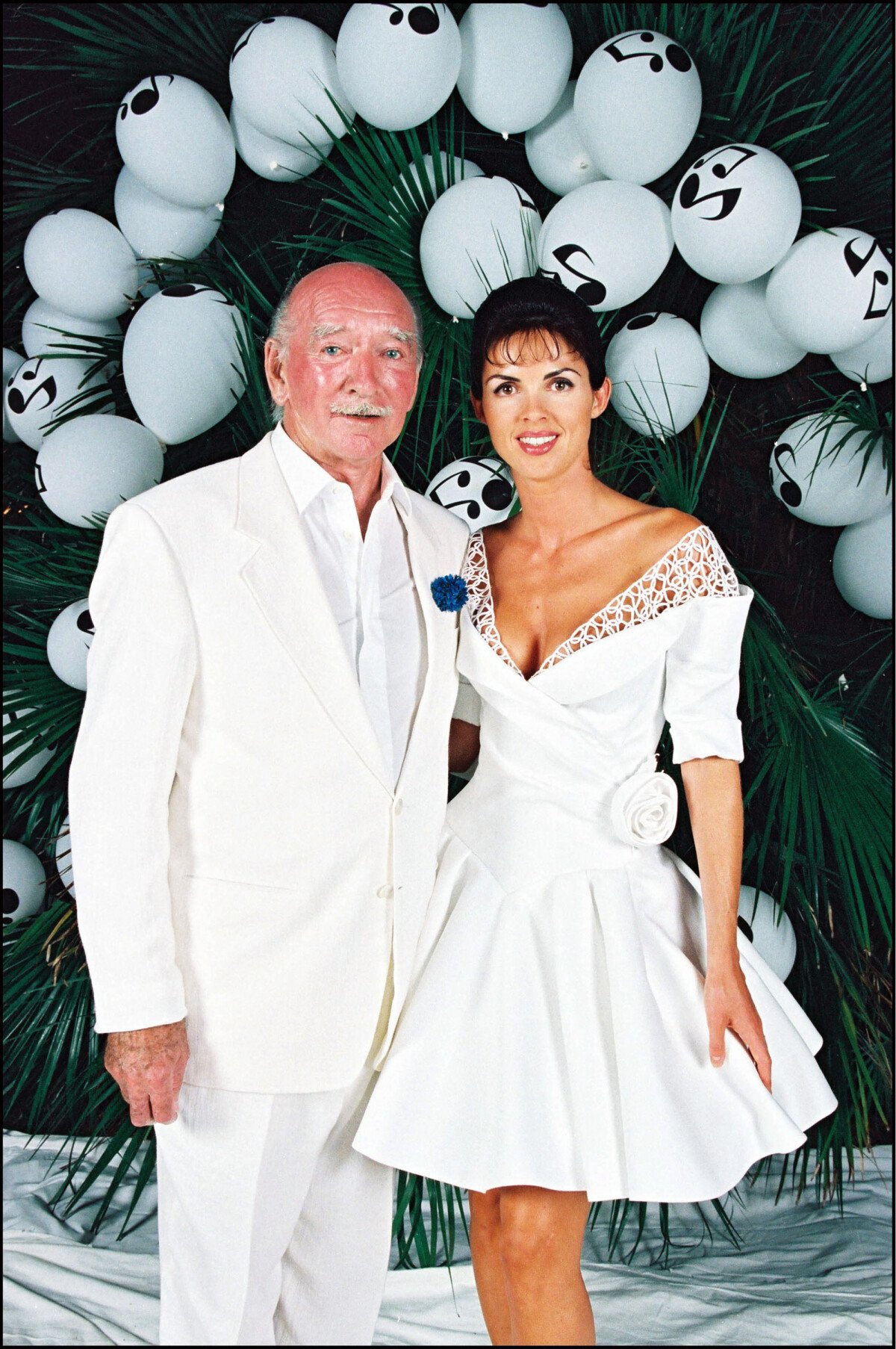 Photo : Caroline et Eddie Barclay lors dune soirée blanche en 1995. -  Purepeople