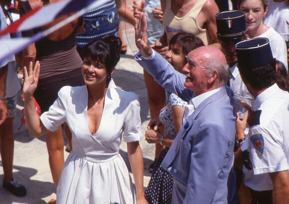 Eddie Barclay et sa femme Caroline Barclay lors d'une cérémonie de confirmation de mariage suivie de la soirée Blanche à Grimaud en juillet 1992.