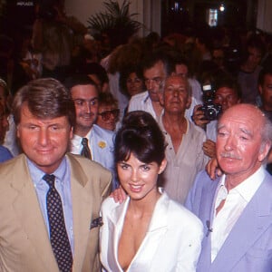 Eddie Barclay et sa femme Caroline Barclay lors d'une cérémonie de confirmation de mariage avec, le maire de Cannes Michel Mouillot, Paul-Loup Sulitzer, le chanteur Carlos et Stèphane Collaro suivie de la soirée Blanche à Cannes en juillet 1990