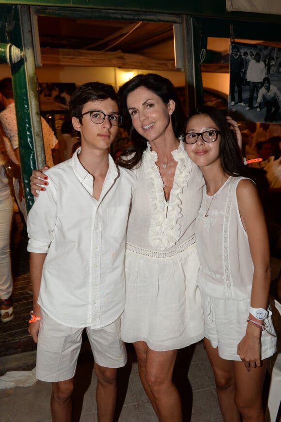 Caroline Barclay et ses enfants Vincent et Clara - Soirée hommage à Eddie Barclay pour les 10 ans de sa disparition, une fiesta blanche avec apéro géant, concours de boules, concerts, sur la place des Lices à Saint-Tropez, le 29 juillet 2015.