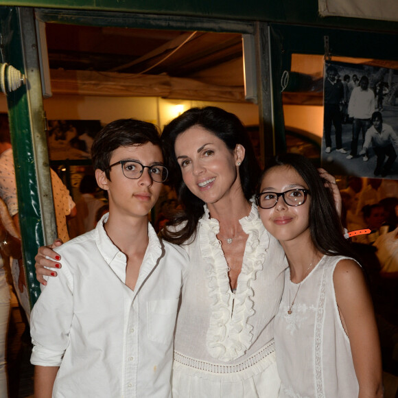 Caroline Barclay et ses enfants Vincent et Clara - Soirée hommage à Eddie Barclay pour les 10 ans de sa disparition, une fiesta blanche avec apéro géant, concours de boules, concerts, sur la place des Lices à Saint-Tropez, le 29 juillet 2015.