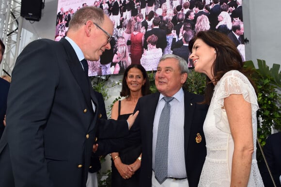 Exclusif - Le prince Albert II de Monaco, Caroline Barclay et son ami Sol Kerzner (homme d'affaires sud-africain, fondateur du complexe hôtelier Atlantis Paradise Island), participent à la cérémonie d'intronisation des nouveaux membres du Yacht Club de Monaco le 21 juin 2017 au Yacht Club de Monaco. © Bruno Bebert / Bestimage