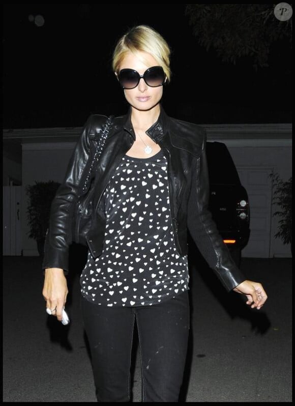Paris Hilton se rendant à la soirée en hommage à Casey Johnson au domicile de sa soeur Nicky, le 5 janvier 2010