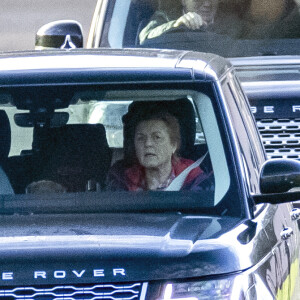 Le prince Andrew et son ex-femme Sarah Ferguson quittent le Royal Lodge à bord de leur Range Rover pour une promennade avec leur chien à Windsor le 30 janvier 2022.