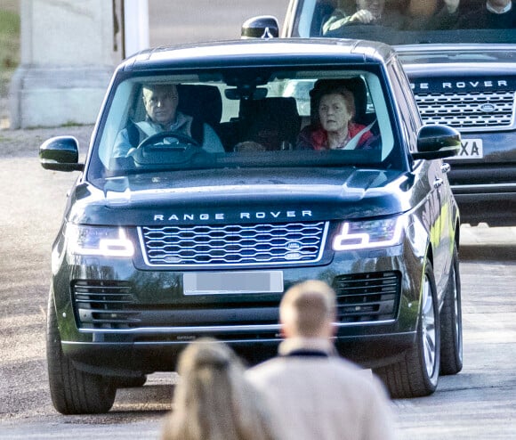 Le prince Andrew et son ex-femme Sarah Ferguson quittent le Royal Lodge à bord de leur Range Rover pour une promennade avec leur chien à Windsor le 30 janvier 2022.