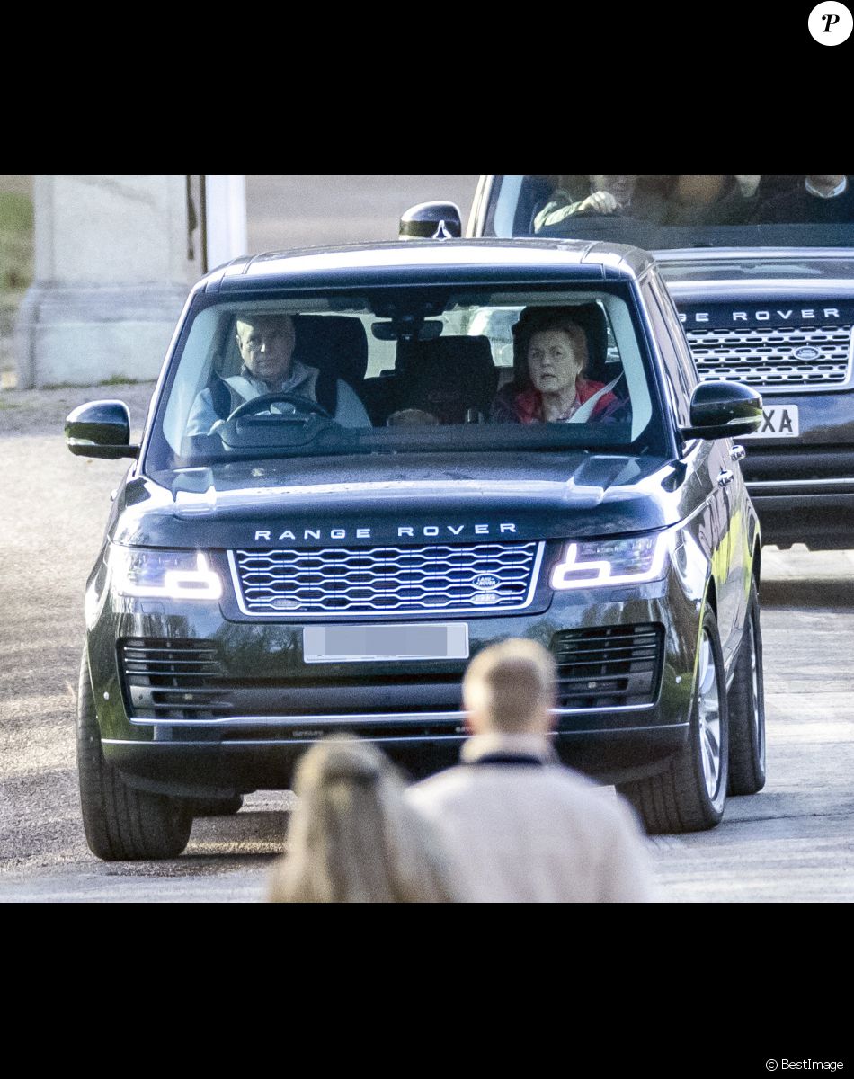 Le prince Andrew et son ex-femme Sarah Ferguson quittent le Royal Lodge à bord de leur Range Rover pour une promennade avec leur chien à Windsor le 30 janvier 2022.