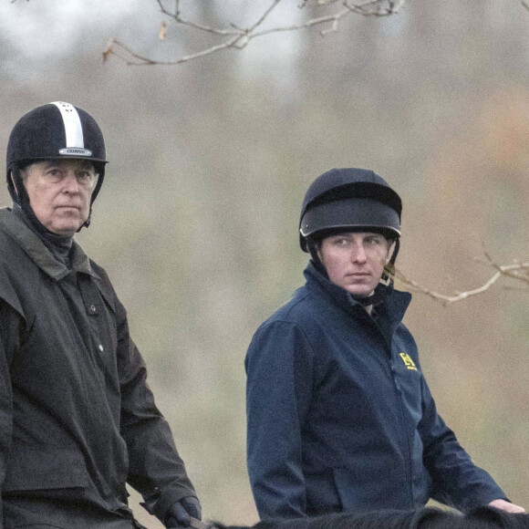 Le prince Andrew, duc d'York, va faire une balade à cheval dans le parc du château de Windsor, Royaume Uni, le 13 décembre 2021.