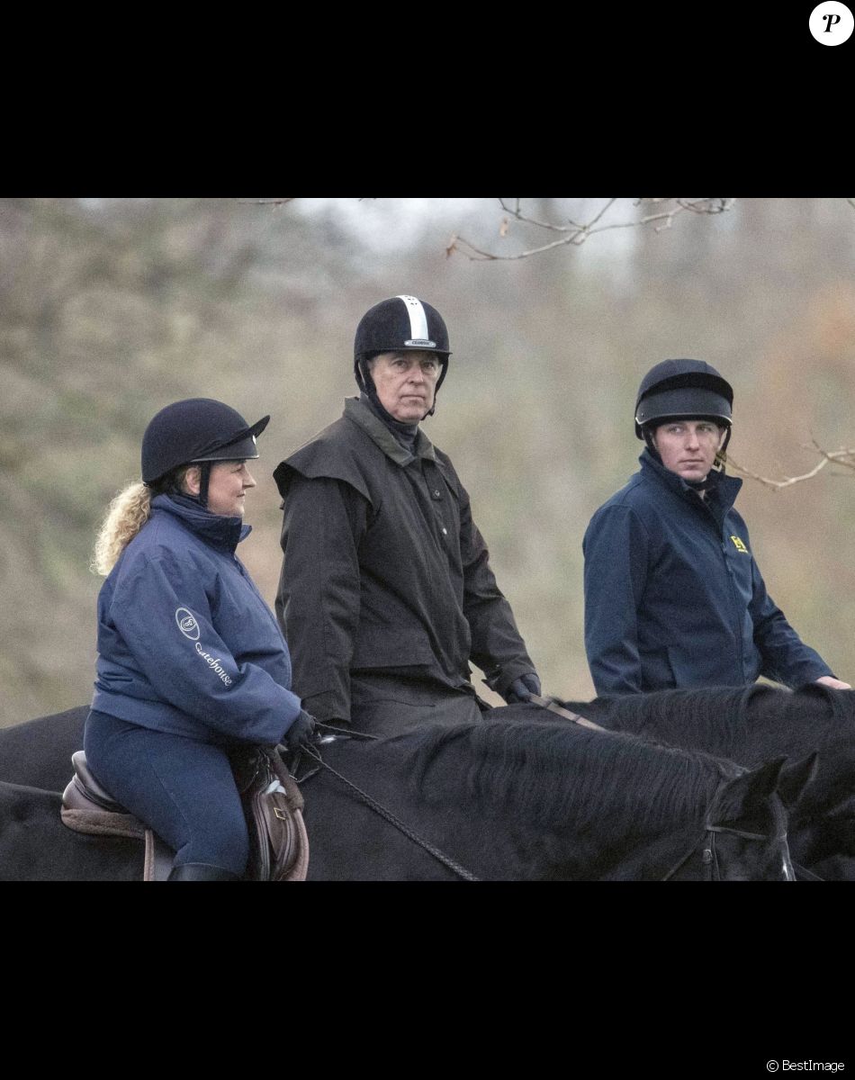Le prince Andrew, duc d'York, va faire une balade à cheval dans le parc du château de Windsor, Royaume Uni, le 13 décembre 2021.
