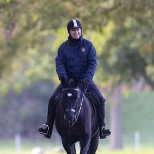 Le prince Andrew, duc d'York, fait une balade à cheval à Windsor le 6 novembre 2021.