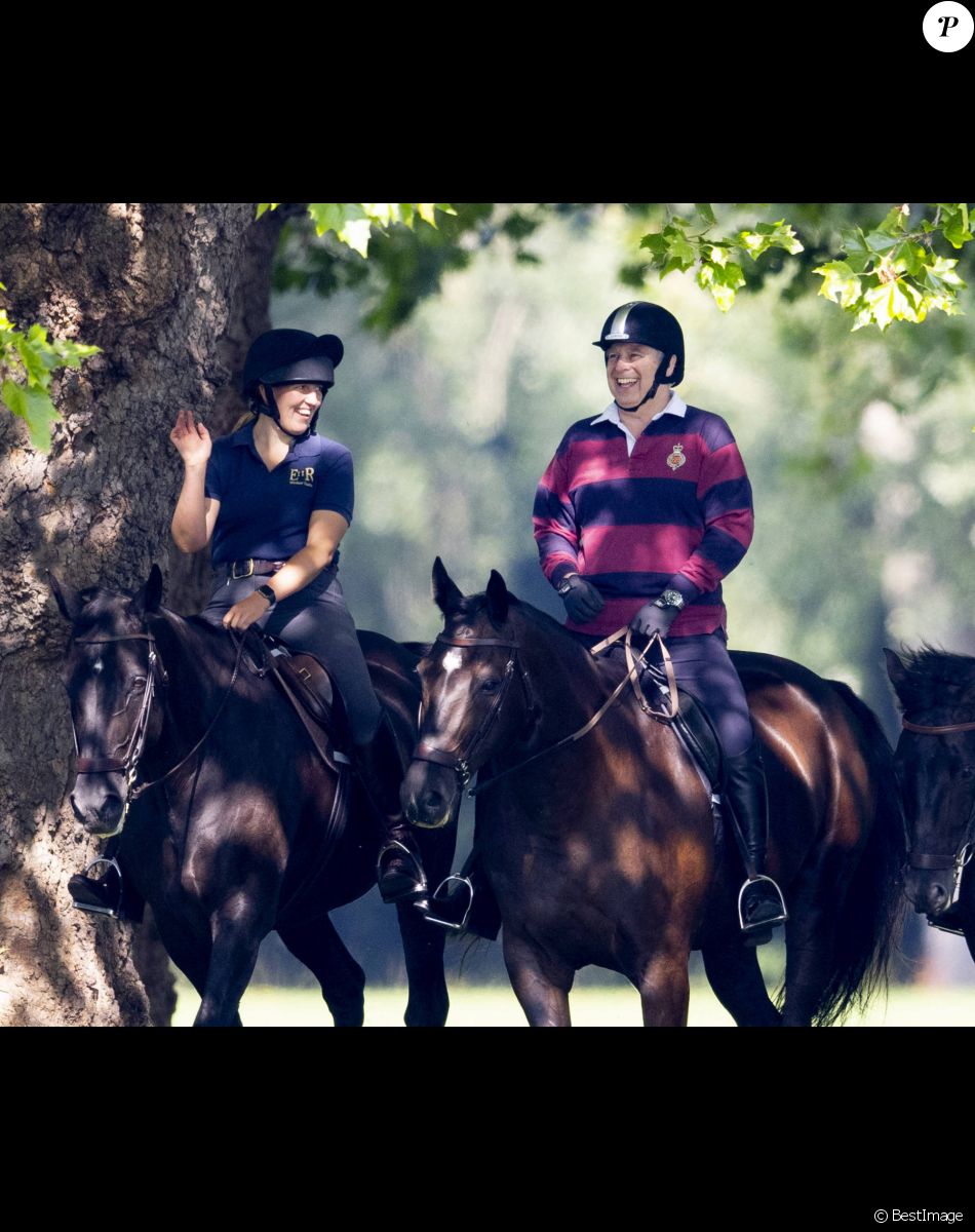 Le prince Andrew se promène à cheval de bon matin à Windsor, le 23 juillet 2021.