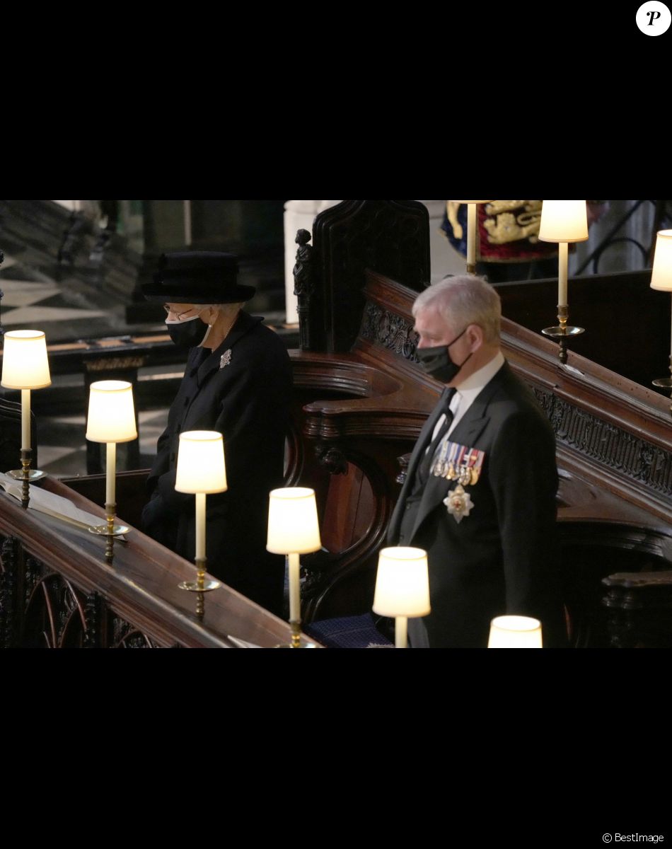La reine Elisabeth II d'Angleterre et Le prince Andrew, duc d'York, - Funérailles du prince Philip, duc d'Edimbourg à la chapelle Saint-Georges du château de Windsor, Royaume Uni, le 17 avril 2021.
